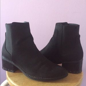 •black suede booties🖤.  comes w/ insoles
